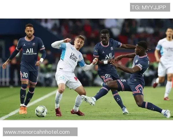 马赛主场迎战巴黎圣日耳曼双方争夺法甲冠军争先恐后